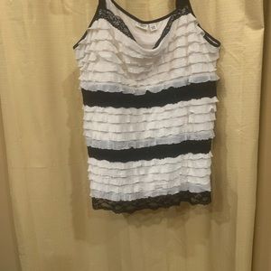 26/28 white/black top.